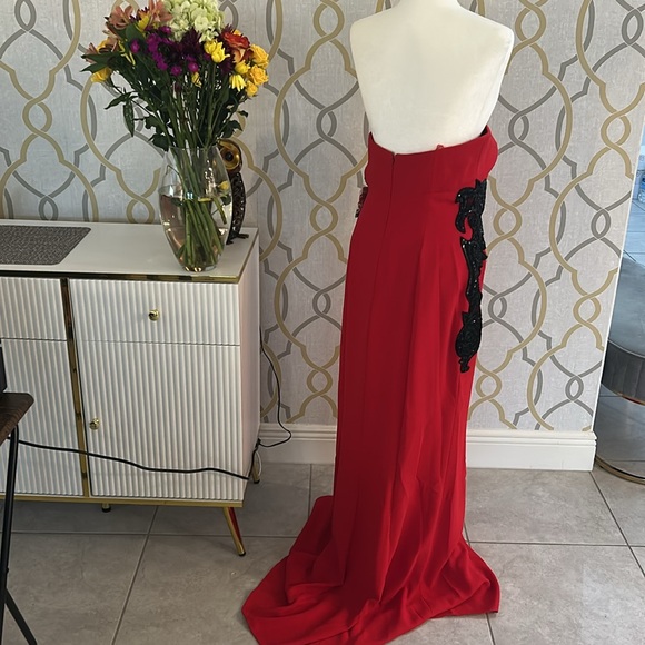 Monique Lhoullier Red Strapless Gown with Black Lace Appliqué – Size 10 - Picture 6 of 8